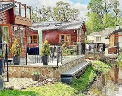 Lakeside Lodge Retreat, with Roof Deck - Golf & Spa, Gleneagles in Dunning