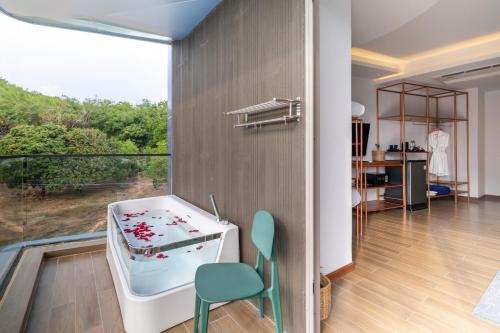 room detail thumbnail 1