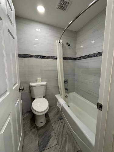 Economy Inn - Burbank Airport - 화장실