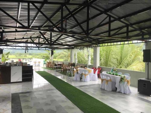 American Roadhouse Hotel and Restaurant in Guindulman