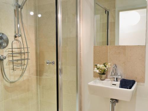 Bathroom, Shaplands Barn in Wick