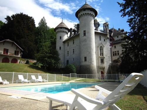Charming Castle in Serrières-en-Chautagn with Pool gîte à louer Motz