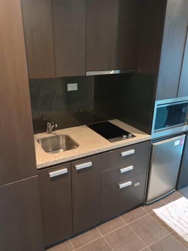 Cozy 1 Bed Apartment - 2 Min to Queen VIC Market in Egyéb