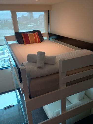 Cozy 1 Bed Apartment - 2 Min to Queen VIC Market in Egyéb