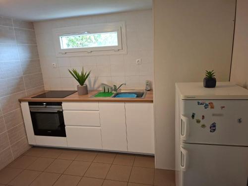 ห้องครัว, Maison charmante à Trédaniel avec jardin et terrasse (Maison charmante a Tredaniel avec jardin et terrasse) in เทรดาเนียล