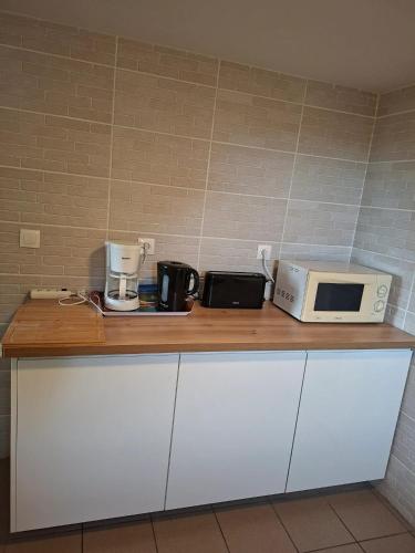 ห้องครัว, Maison charmante à Trédaniel avec jardin et terrasse (Maison charmante a Tredaniel avec jardin et terrasse) in เทรดาเนียล