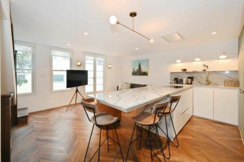 Contemporary 2-Bedroom Escape in Notting Hill, London