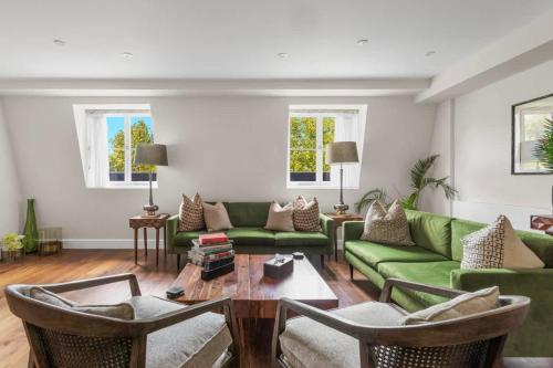 Spacious 4 Bedroom Loft Retreat, London