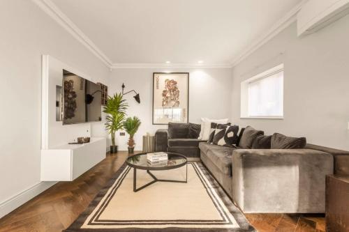 5 Bedroom Kensington Mews Home, Londres