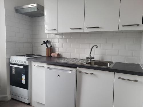 Quiet 1Br Retreat- Fast Internet- Walk-In Shower in Saint Luke's Cross
