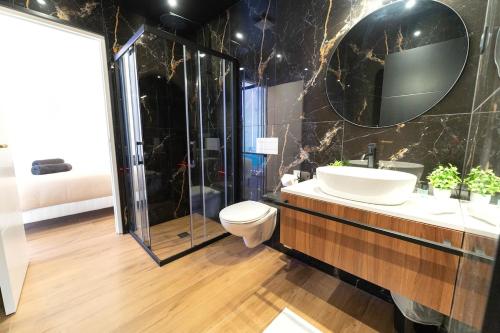Romantic suite with jacuzzi in La Trinite