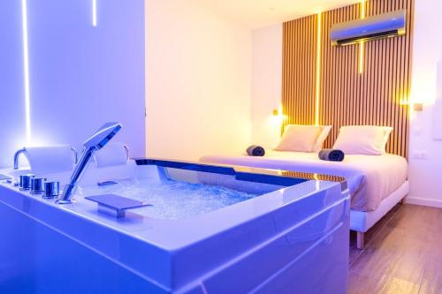 Romantic suite with jacuzzi – khách sạn tại La Trinite
