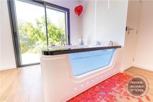 Romantic suite with jacuzzi in La Trinite