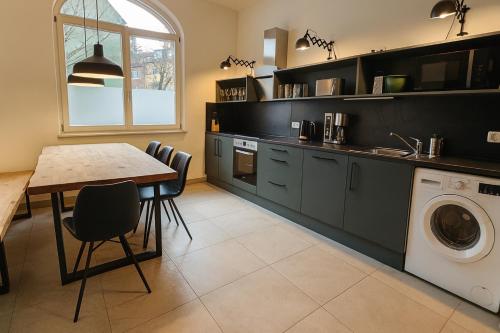 YFB-170m2 Apartment für bis zu 15, modern, 1min zu UBahn, Ruhige Lage, Parkplätze, WIFI, Netflix, Kindergerecht, Norimberk (fotografie 4)