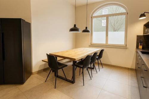 YFB-170m2 Apartment für bis zu 15, modern, 1min zu UBahn, Ruhige Lage, Parkplätze, WIFI, Netflix, Kindergerecht, Norimberk (fotografie 9)