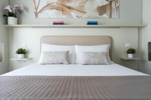 1 queen bed, 2 twin beds