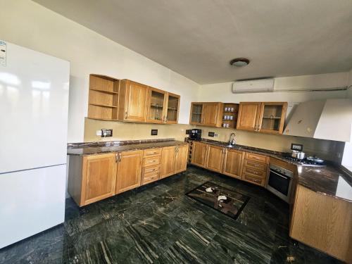 ห้องครัว, Spacious Swieqi Villa for Families Groups Close to Paceville and St Julians in เปมโบรเค