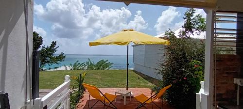 "Studio Bellevue" Terrasse et Deck vue mer-Accès piscine ("Studio Bellevue" Terrasse et Deck vue mer-Acces piscine) in เลอ ยามัน