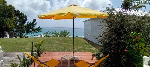 "Studio Bellevue" Terrasse et Deck vue mer-Accès piscine ("Studio Bellevue" Terrasse et Deck vue mer-Acces piscine) in เลอ ยามัน