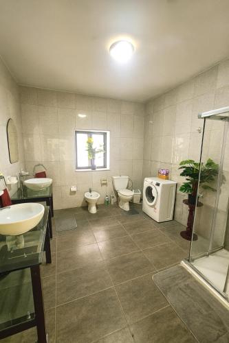 ห้องน้ำ, Spacious Swieqi Villa for Families Groups Close to Paceville and St Julians in เปมโบรเค