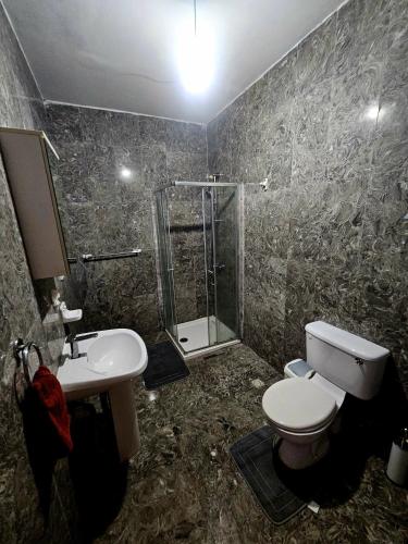 ห้องน้ำ, Spacious Swieqi Villa for Families Groups Close to Paceville and St Julians in เปมโบรเค