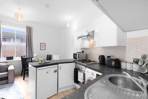 ห้องครัว, Modern 2BR Apartment near Windsor Castle in Dedworth Road in วินด์เซอร์