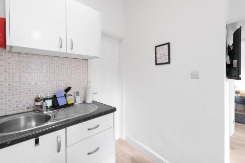 ห้องครัว, Modern 2BR Apartment near Windsor Castle in Dedworth Road in วินด์เซอร์