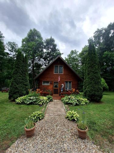 . Charming Creekside Log Cabin with Wood Burning Stove Overlooking the Neshannock Creek, Western PA