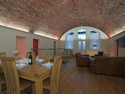 Hotellet från utsidan, The Sergeants Quarters, Golden Hill Fort in Freshwater North