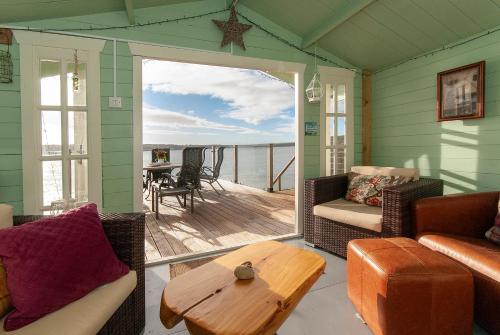 Strand, Beach House Cottage - Milford Haven in Milford Haven