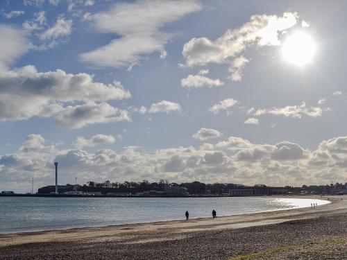 A szálláshely kívülről, Fossils End in Nottington