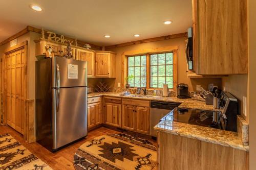 Deerview Cottage at Eagles Nest in Beech Mountain, USA