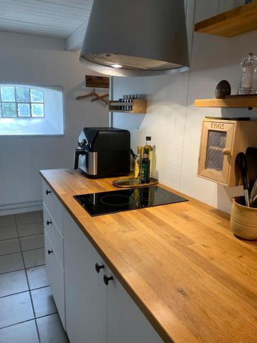 Stone house with direct access to Haraldsted Lake in 英斯特