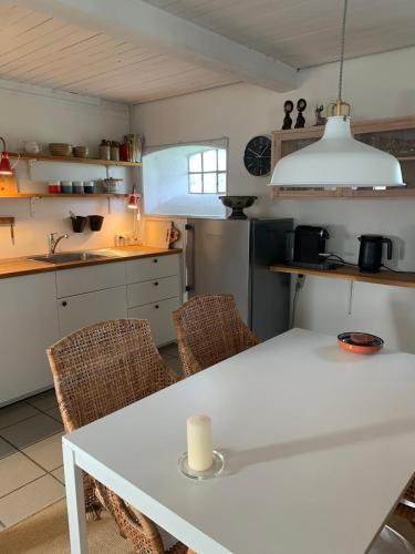 Stone house with direct access to Haraldsted Lake in 英斯特