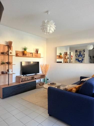 Résidence privée avec balcon, piscine et place de parking