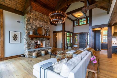 Twin Boulder Lodge at Eagles Nest in Beech Mountain, USA
