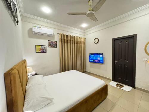 Cozy & Peaceful Rooms Near Lyallpur Galleria in Faisalabad