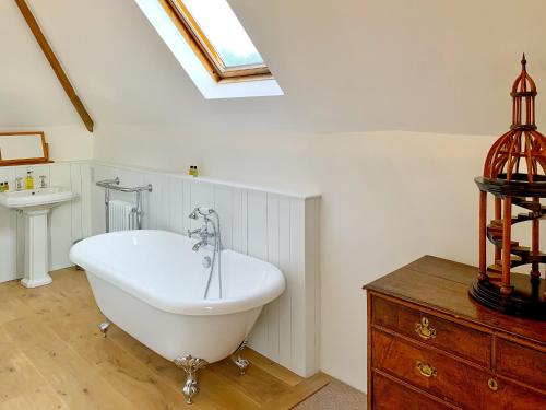 Bathroom, Moorhen Cottage in Hollingbourne