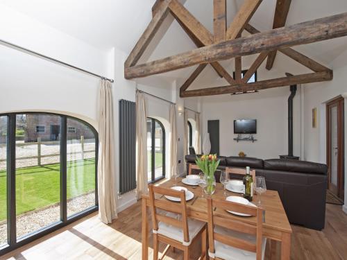 Exterior view, Oak Barn - Fernhill Farm in Wootton Bridge