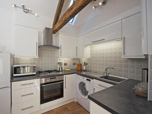 Kitchen, Oak Barn - Fernhill Farm in Wootton Bridge