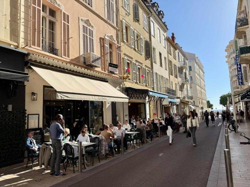 A006 Superbe Appartement dans le Carre d'Or-Cannes