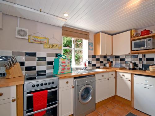 Cocina, Crows Cottage in Fishguard