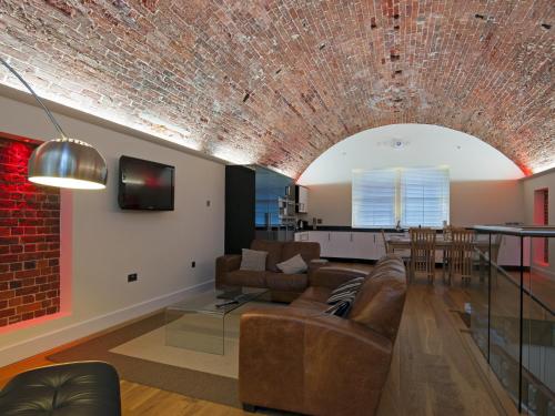 Hotellet från utsidan, The Sergeants Quarters, Golden Hill Fort in Freshwater North