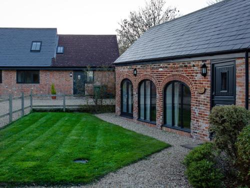 Exterior view, Oak Barn - Fernhill Farm in Wootton Bridge