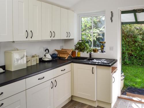 Konyha, Woodburn Cottage in Kirkby-in-Furness