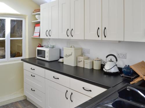 Konyha, Woodburn Cottage in Kirkby-in-Furness