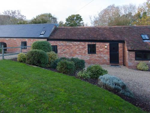 Exterior view, Oak Barn - Fernhill Farm in Wootton Bridge
