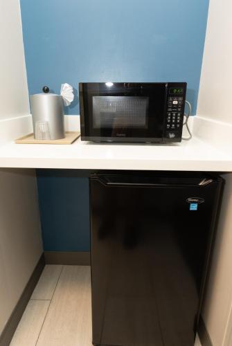 Holiday Inn Express & Suites Burlington - Mount Holly - main image
