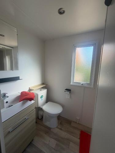 ห้องน้ำ, Bungalow 507 3ch wifi Camping Siblu Lac de Rêves (Bungalow 507 3ch wifi Camping Siblu Lac de Reves) in เปรอลส์