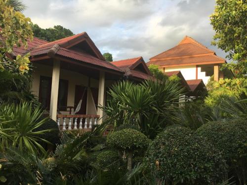 Jungle Hut Bungalows & Hotel - 숙소 외관